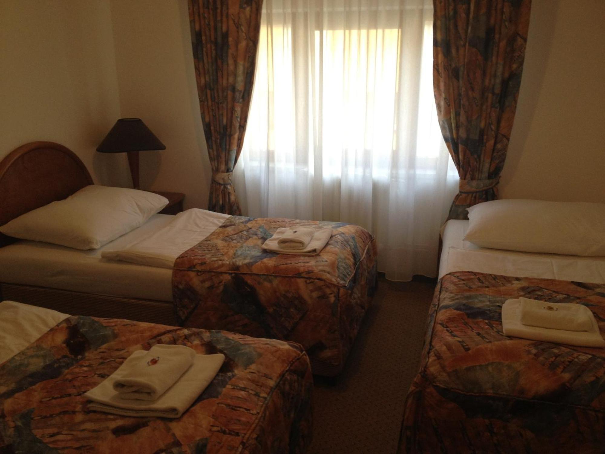 Hotel Chotol Horoměřice Eksteriør billede